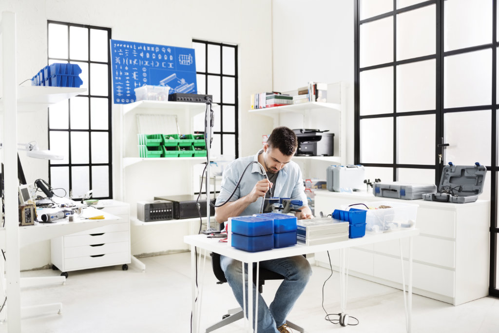 Para que serve Arduino? Engenheiro prototipando um circuito eletrônico