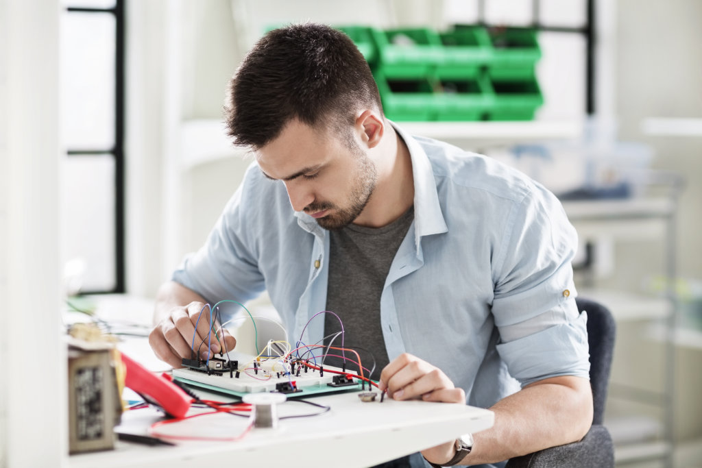 Engenheiro provando conceito numa protoboard